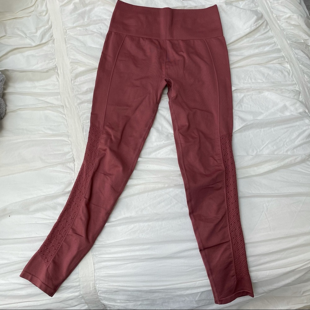 BRAND NEW Fabletics Seamless Leggings with Cutouts